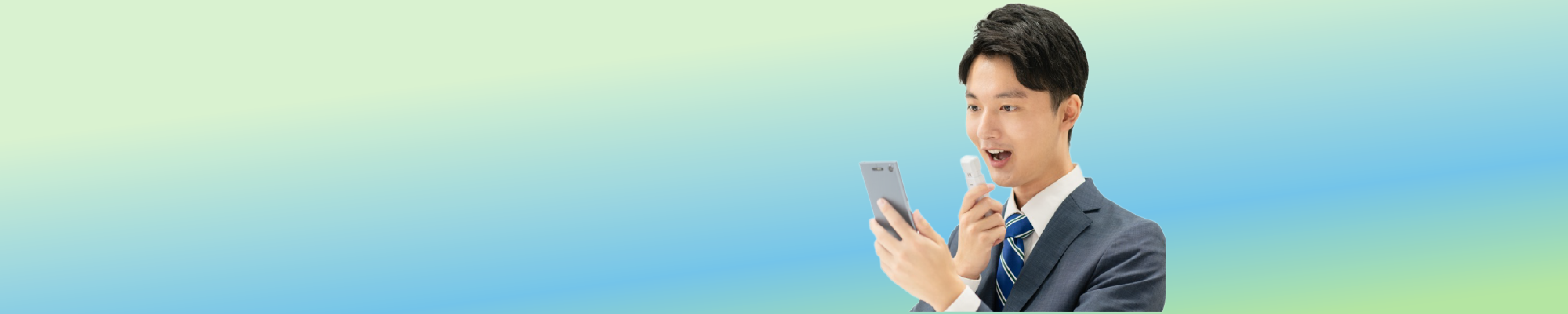 AI顔認証でアルコールチェック中の運転者がスマホに息を吹きかける様子