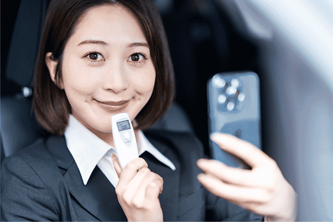 アルコールチェックするドライバー