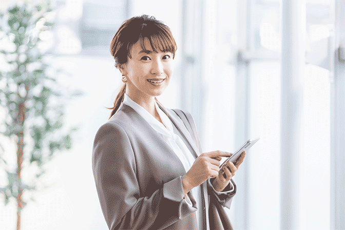 勤怠打刻をするビジネスマン